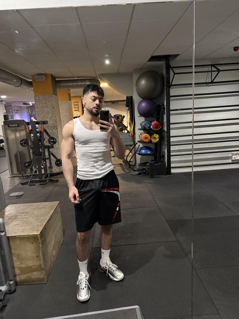 687356495: Chico busca chica en Barcelona