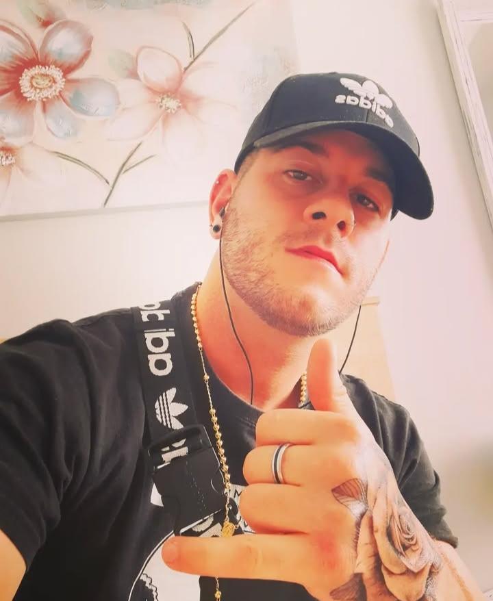 647291150: Chico busca chica en Sevilla