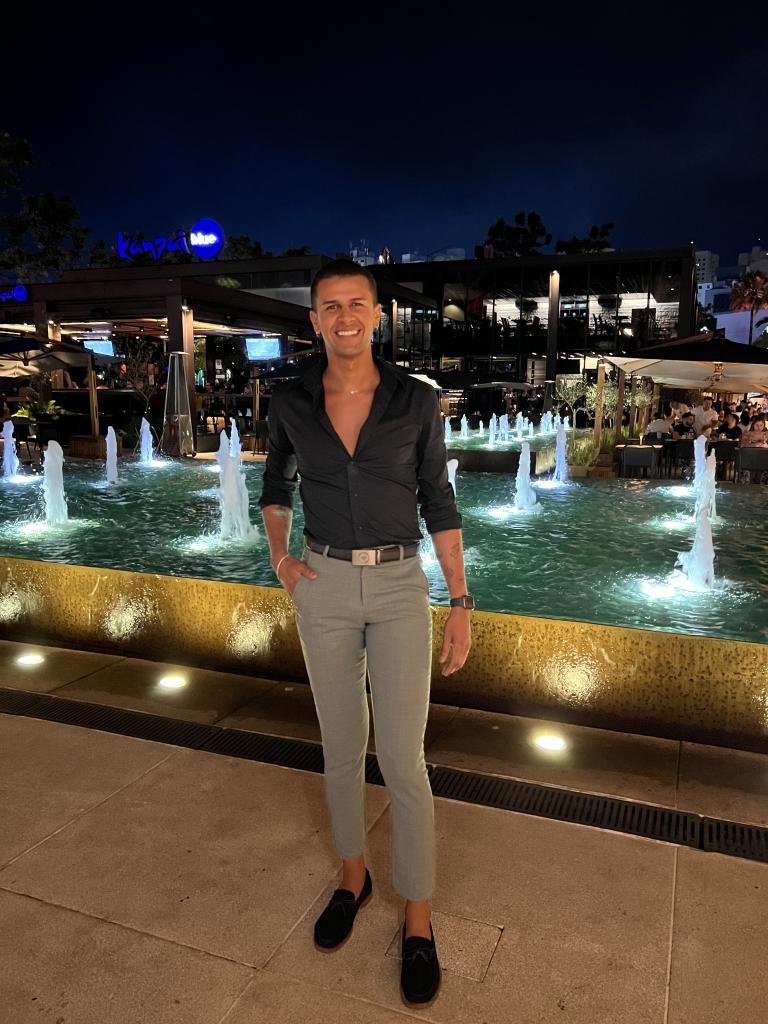 694213895: Chico busca chica en Pontevedra