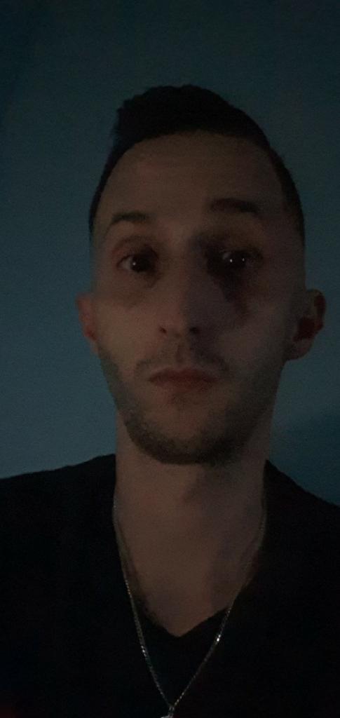 698911547: Chico busca chica en Valencia