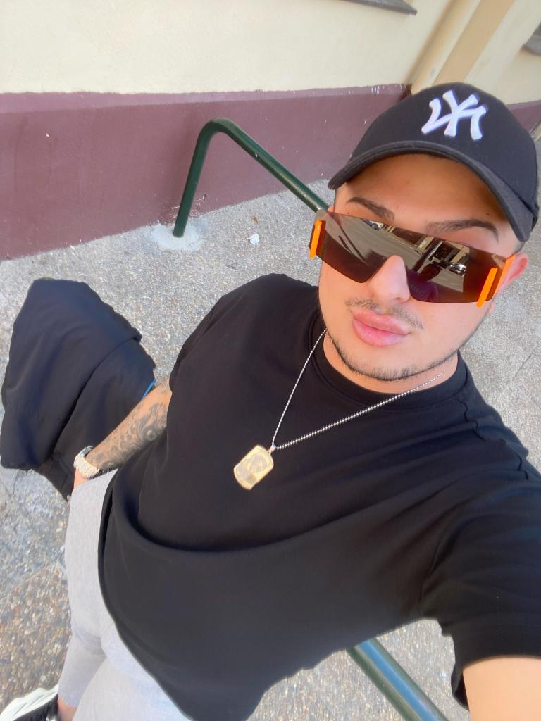 614569337: Chico busca chica en Cádiz