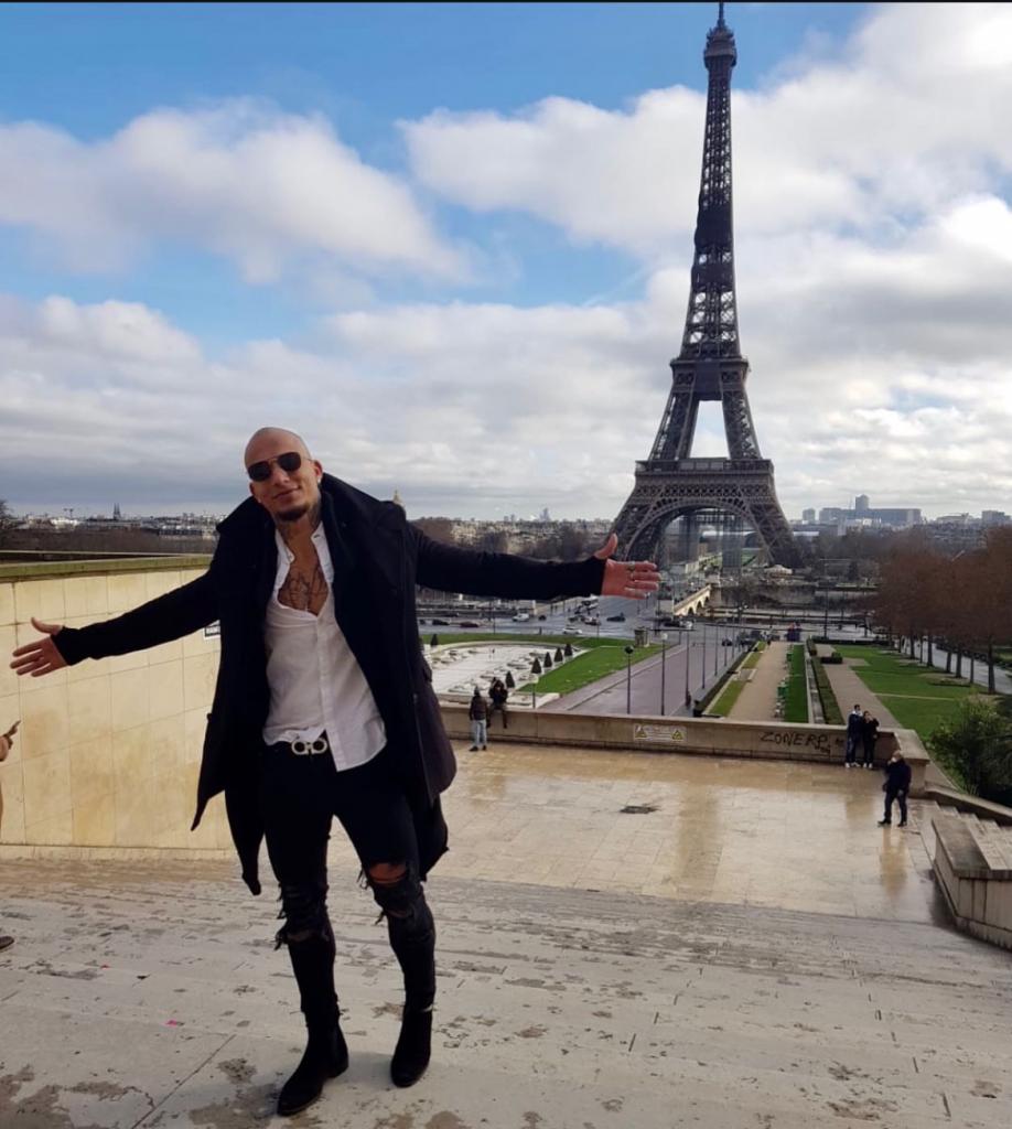 692449053: Chica busca chico en Barcelona