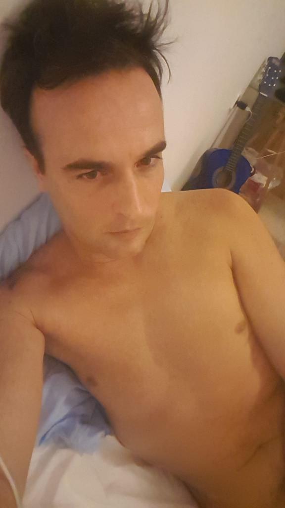 603925384: Chico busca chica en Cádiz