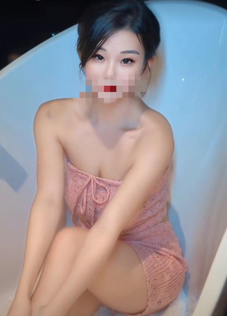 688599642: Chica busca chico en Barcelona