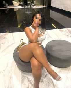631938699: Chica busca chico en Barcelona