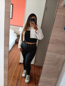 631844041: Chica busca chico en Cantabria