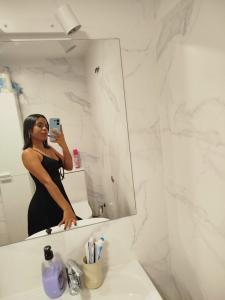 664039783: Chica busca chico en Barcelona