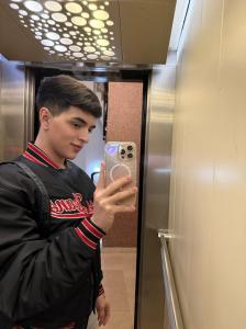 695313803: Chico busca chica en Barcelona