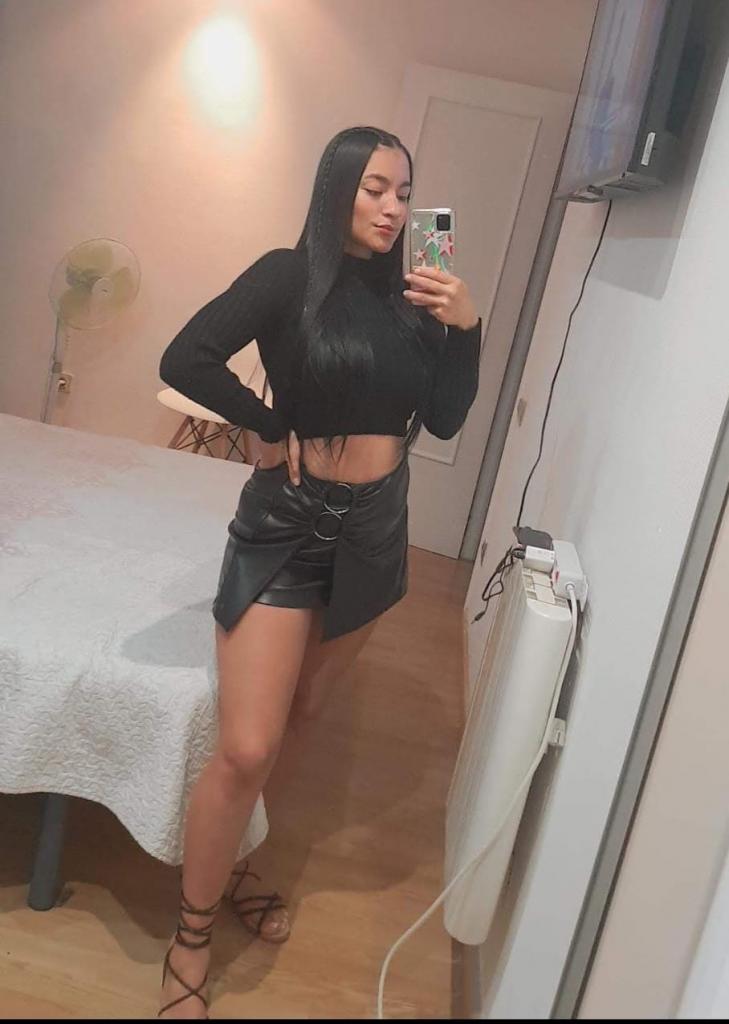 663858116: Chica busca chico en Barcelona