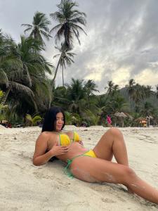 663871155: Chica busca chico en Barcelona