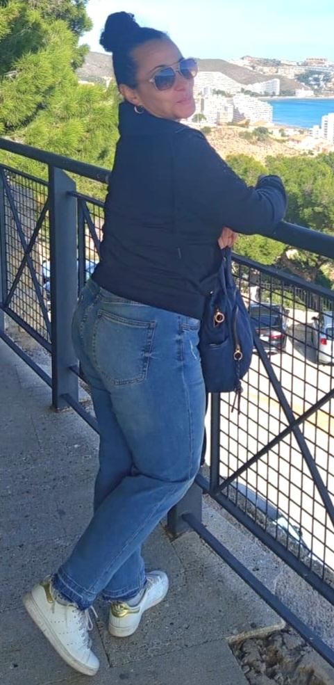 667605351: Chica busca chico en Valencia