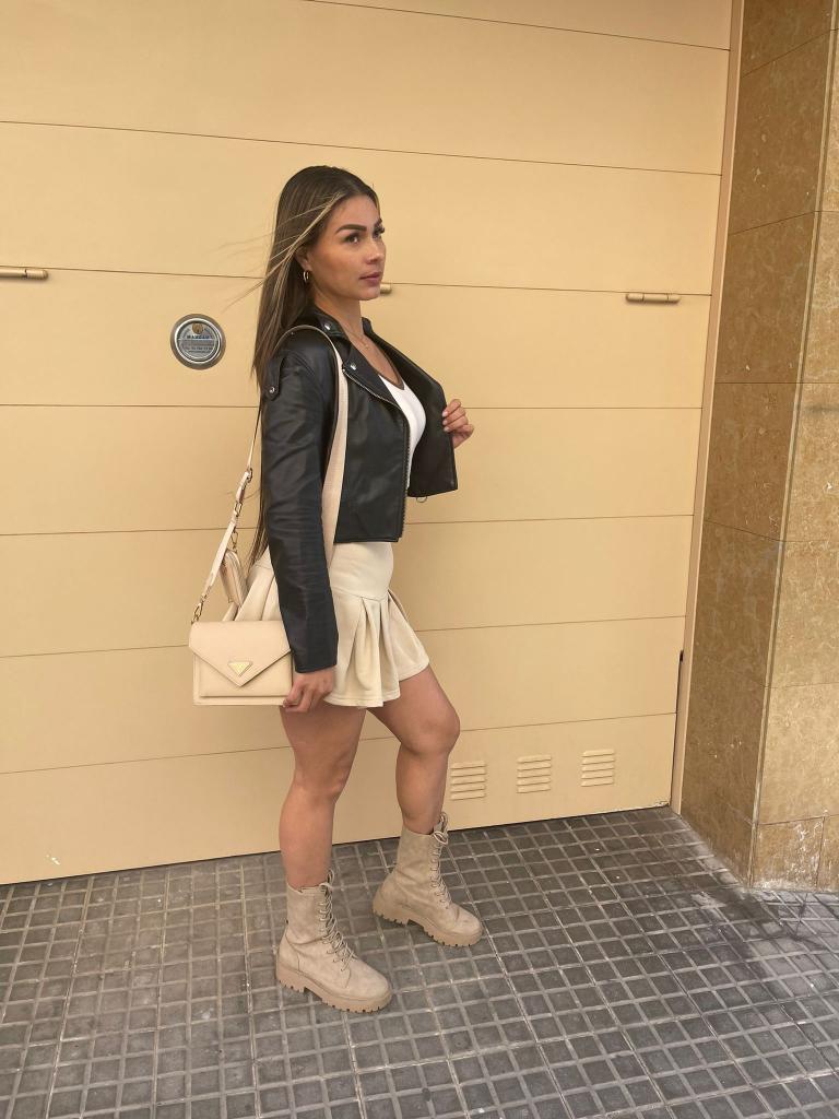 613830783: Chica busca chico en Gerona