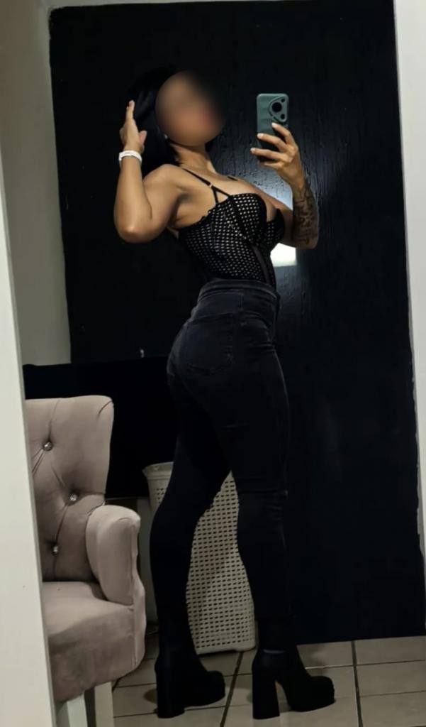 614318398: Chica busca chico en Almería