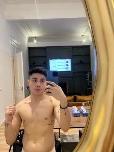 692543750: Chico busca chica en Barcelona