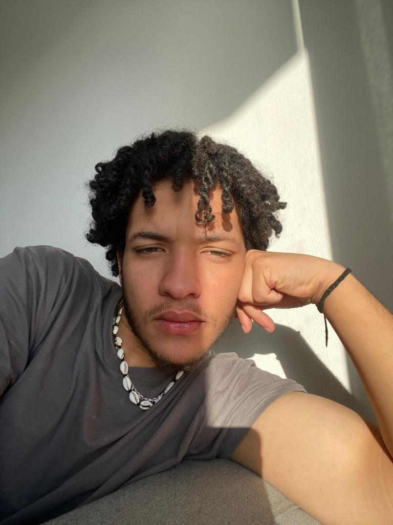 644190965: Chico busca chica en Pontevedra